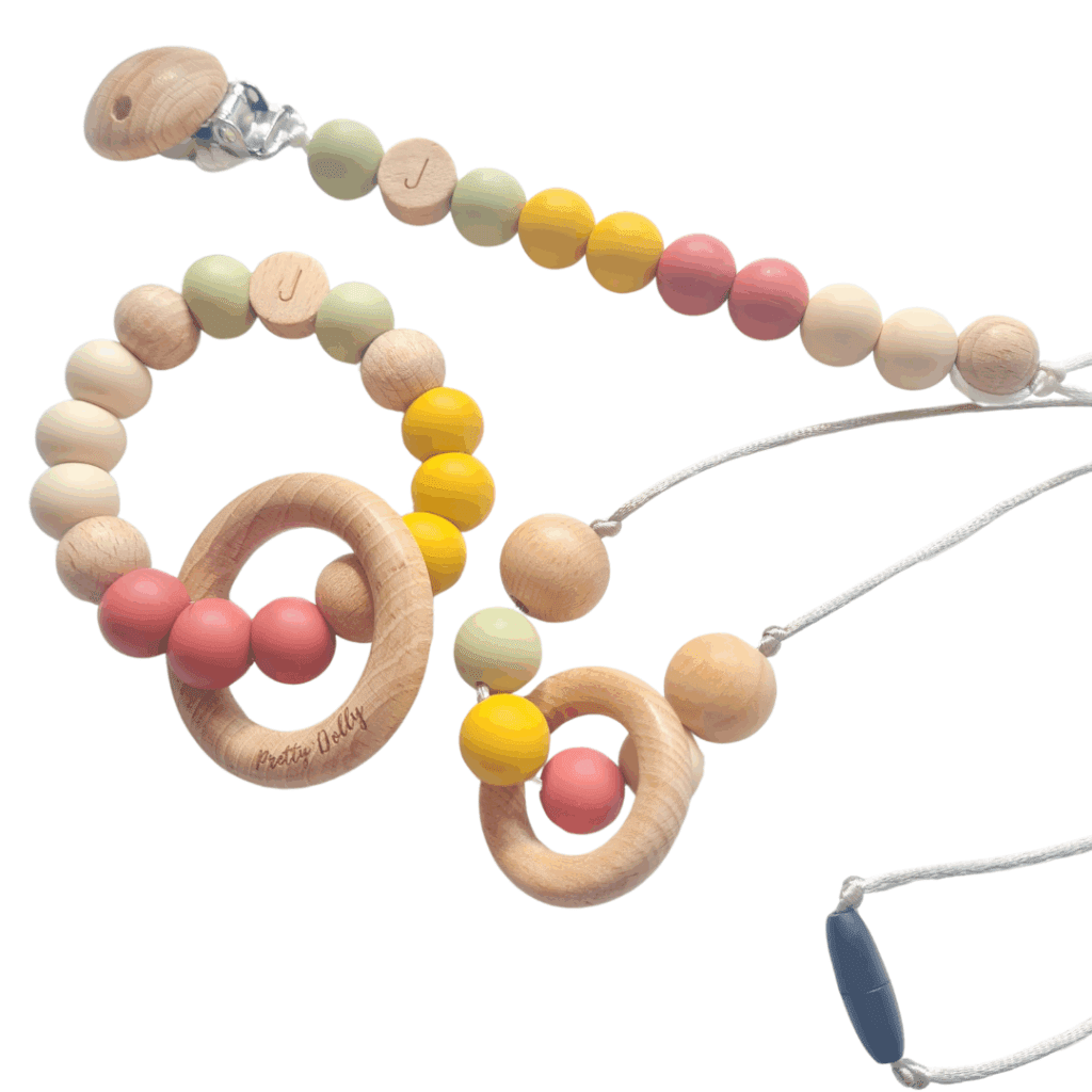 Pack de chupetero, anilla de mordedor y collar de lactancia personalizado con inicial, en silicona alimentaria y madera natural.