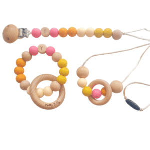 Pack de chupetero, anilla de mordedor y collar de lactancia personalizado con inicial, en silicona alimentaria y madera natural.