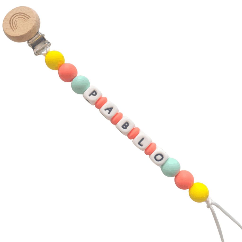 Chupetero personalizado con nombre, elaborado en silicona alimentaria y madera natural para bebés.