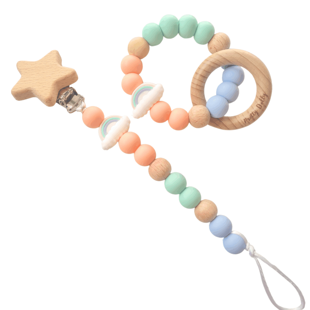 Pack de chupetero y anilla de mordedor personalizado para bebé, hechos con silicona alimentaria y madera natural.