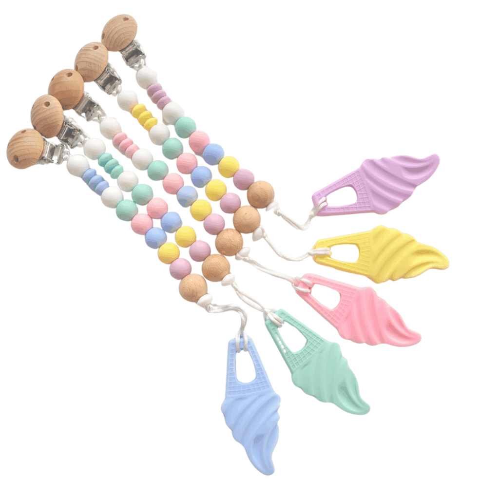 Chupetero con mordedor de silicona en forma de helado, con texturas en la parte posterior para aliviar las encías del bebé.