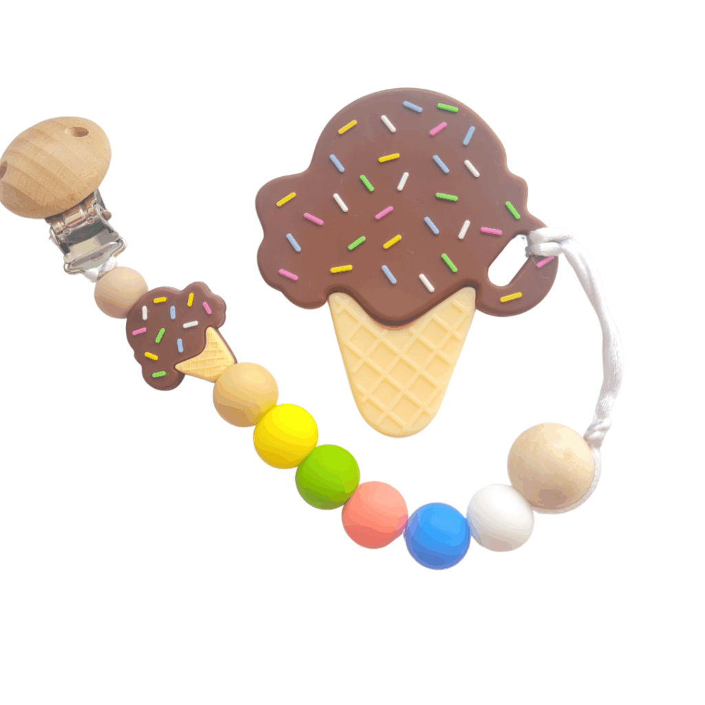Chupetero con mordedor de silicona en forma de helado, con texturas en la parte posterior para aliviar las encías del bebé.