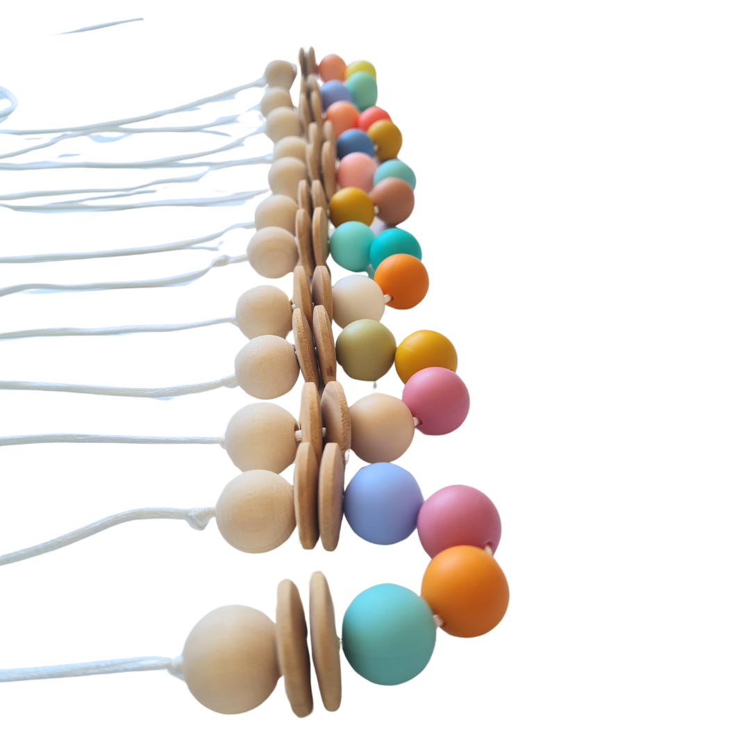 Collar sensorial de lactancia con cuentas en colores alegres, perfecto para llamar la atención del bebé y aliviar la dentición.