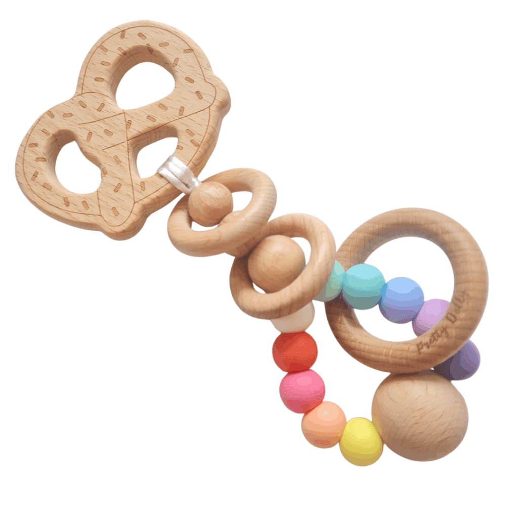 Mordedor sonajero artesanal con doble textura para estimulación sensorial: tacto, sonido y olfato