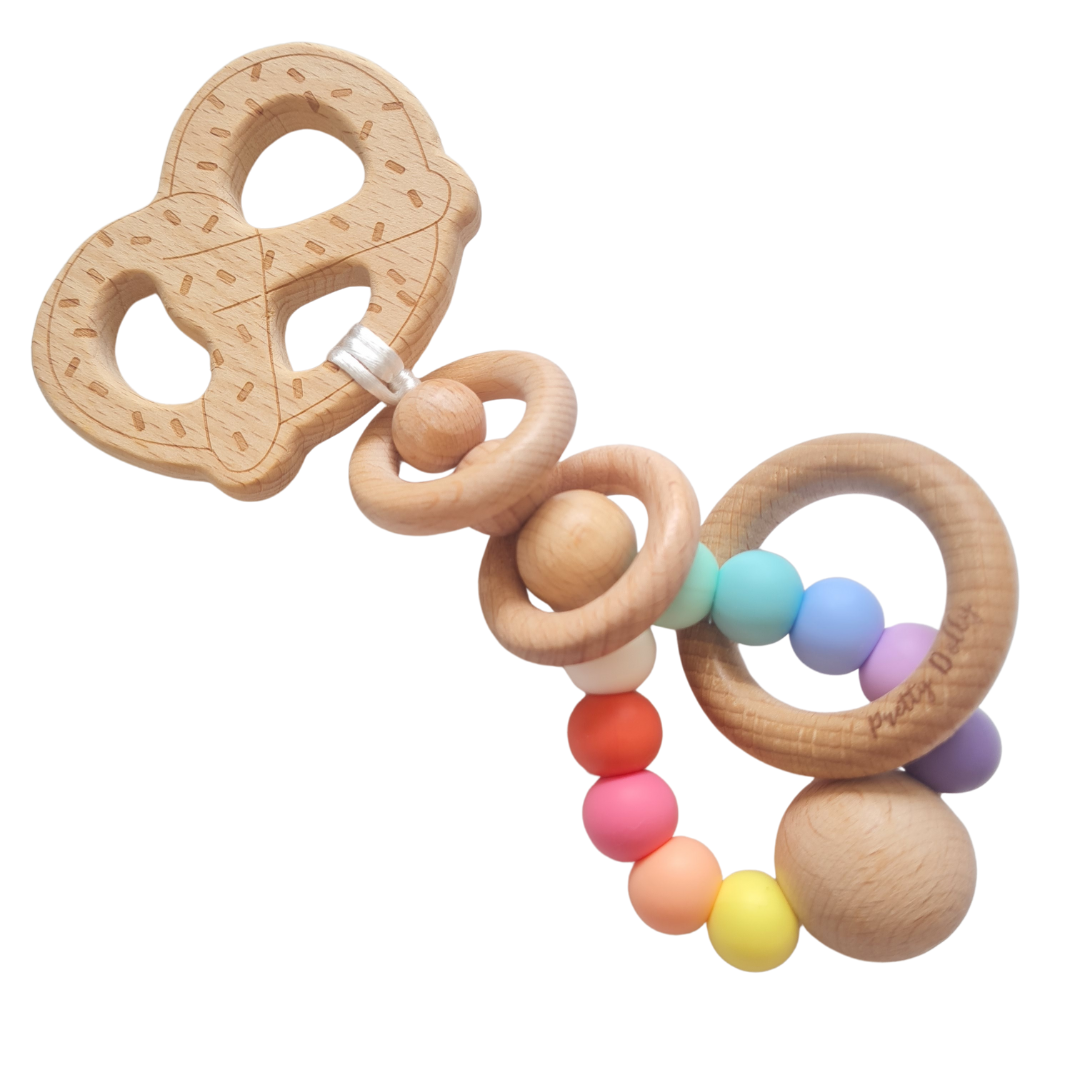 Mordedor sonajero artesanal con doble textura para estimulación sensorial: tacto, sonido y olfato