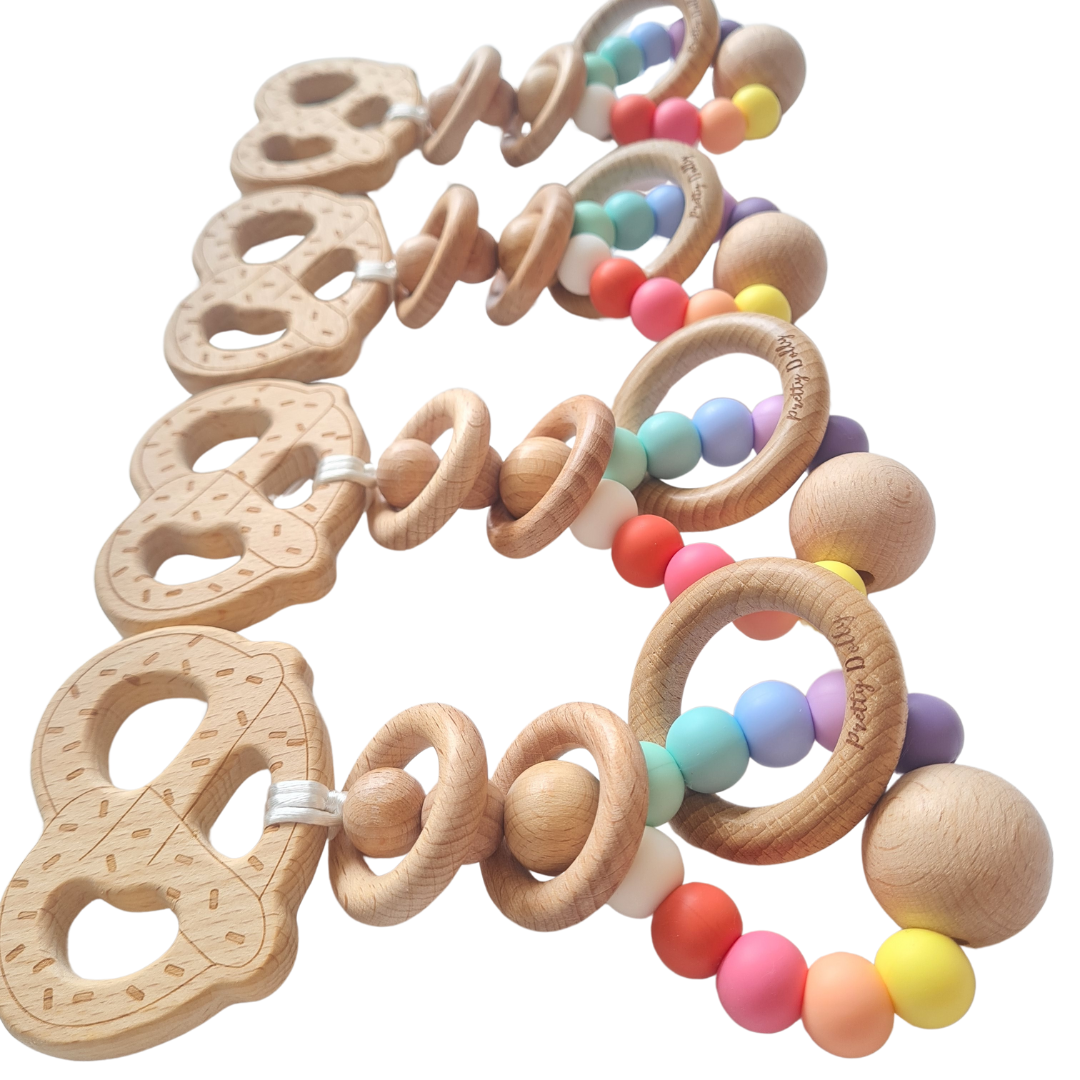 Mordedor sonajero artesanal con doble textura para estimulación sensorial: tacto, sonido y olfato