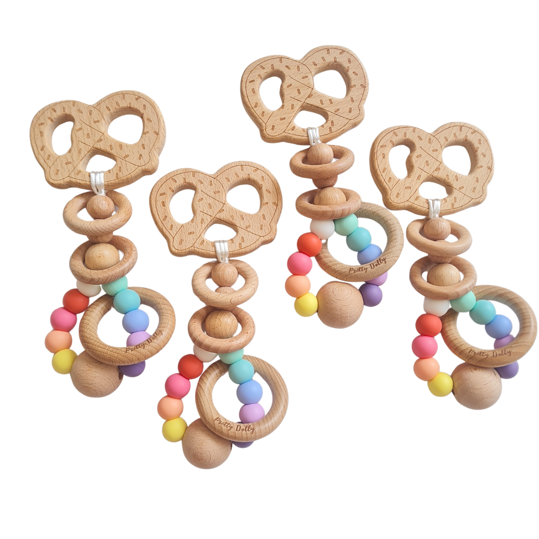 Mordedor sonajero artesanal con doble textura para estimulación sensorial: tacto, sonido y olfato