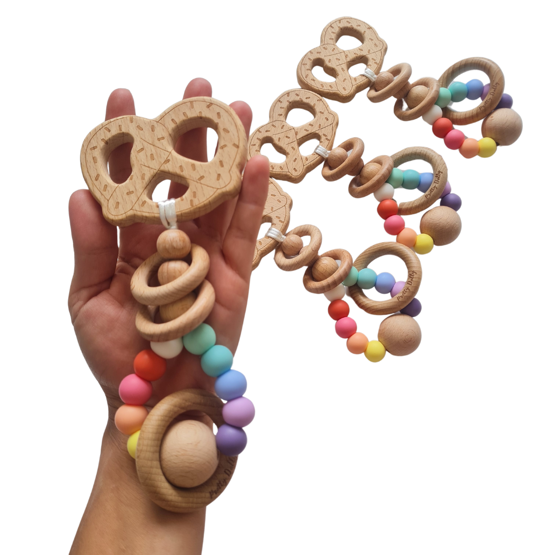 Mordedor sonajero artesanal con doble textura para estimulación sensorial: tacto, sonido y olfato