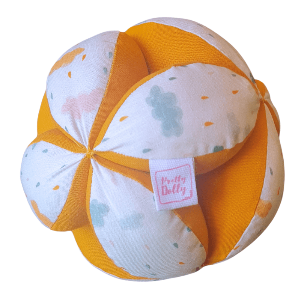 Pelota Montessori sensorial de tela suave, ideal para el desarrollo motor del bebé.