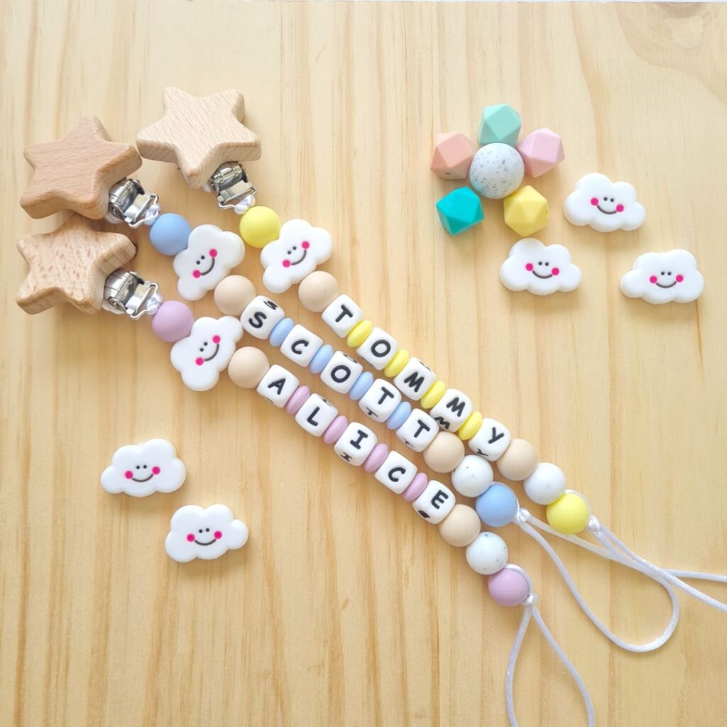 Chupeteros personalizados de silicona para bebés: una combinación de seguridad y estilo para mantener el chupete siempre a mano. Encuentra el diseño perfecto para tu pequeño explorador y bríndale una experiencia de chupete única y cómoda durante la dentición.