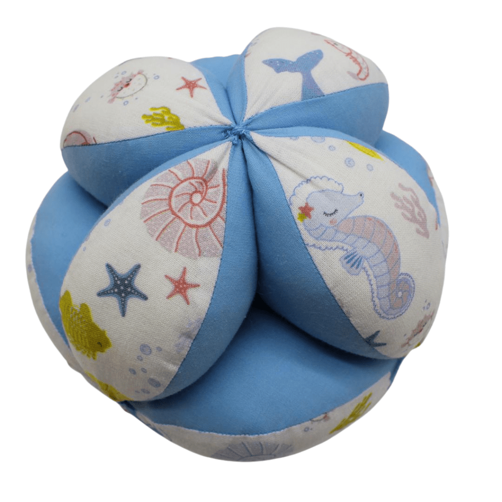 Pelota Montessori con textura suave y materiales naturales para el aprendizaje temprano.