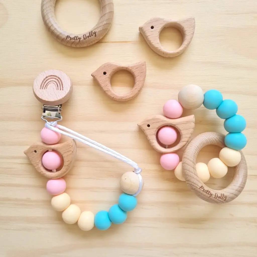 Conjunto de chupetero y mordedor: alivio y diversión en uno.