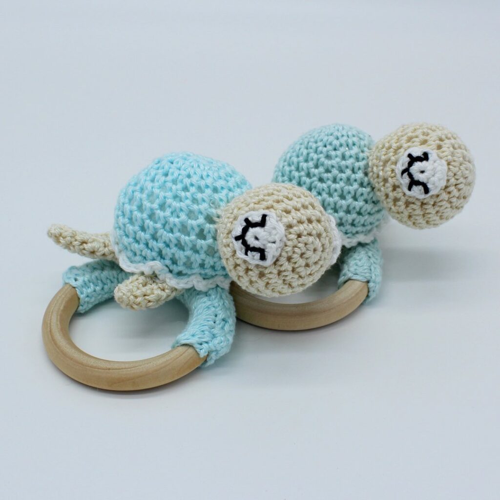 sonajero crochet para bebé - Mordedor de ganchillo - Tortuga celeste