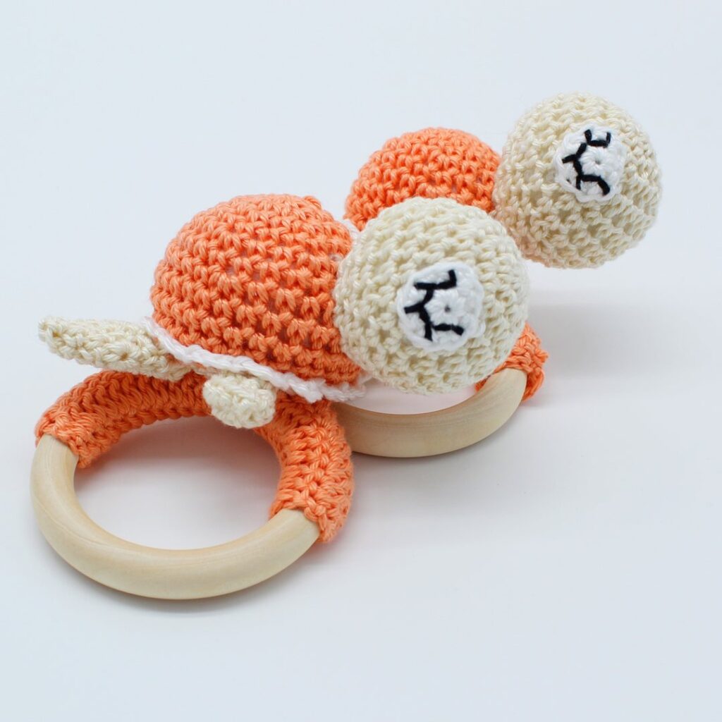 sonajero crochet para bebé - Mordedor de ganchillo - Tortuga coral