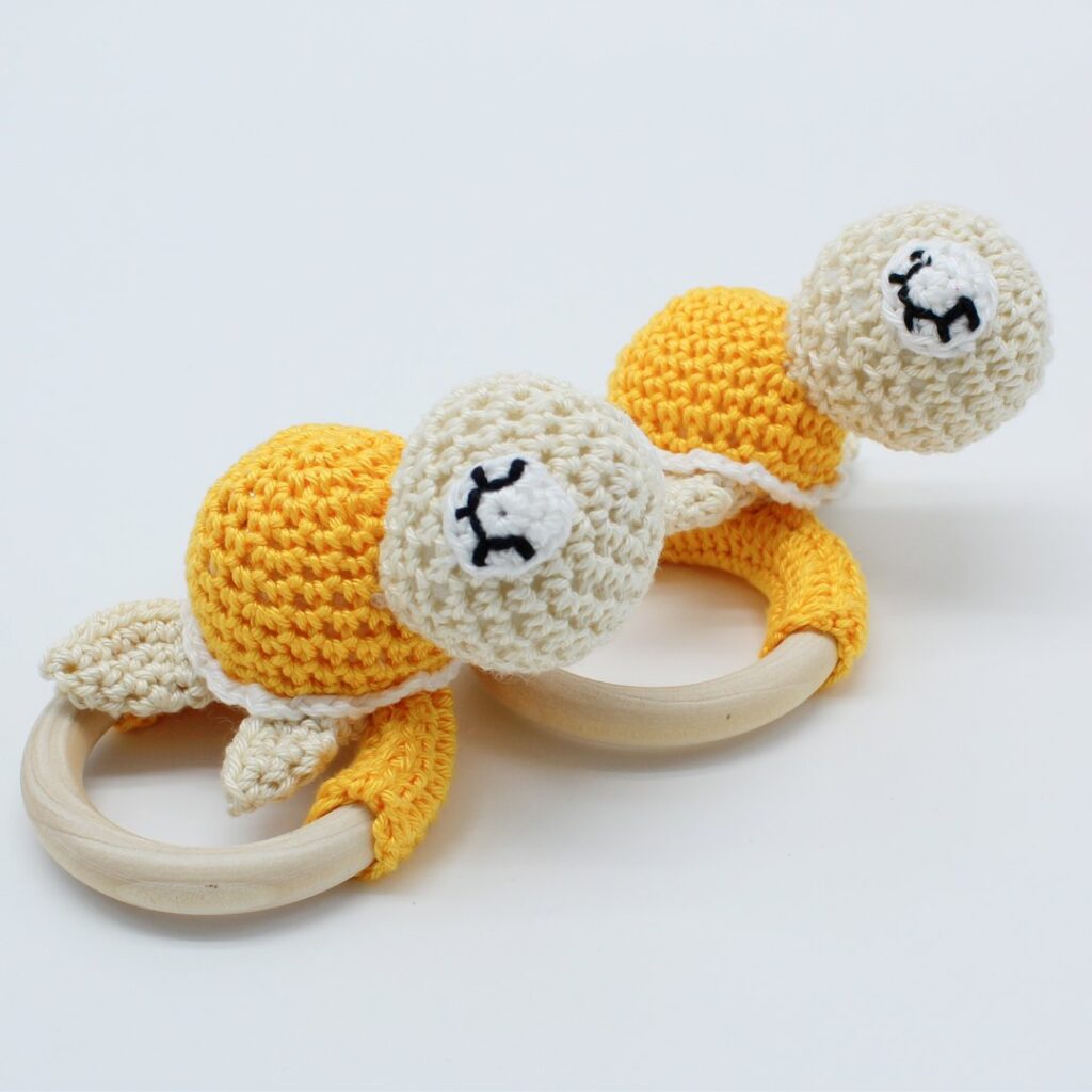 sonajero crochet para bebé - Mordedor de ganchillo - Tortuga mostaza