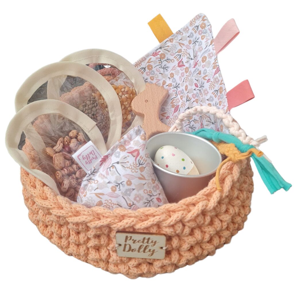 Cesta de los tesoros artesanal con materiales naturales para bebés.