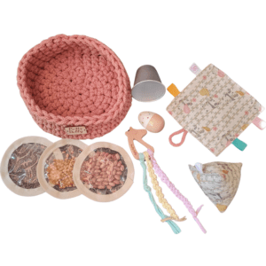Cesta de los tesoros Montessori con materiales naturales para la exploración sensorial del bebé.
