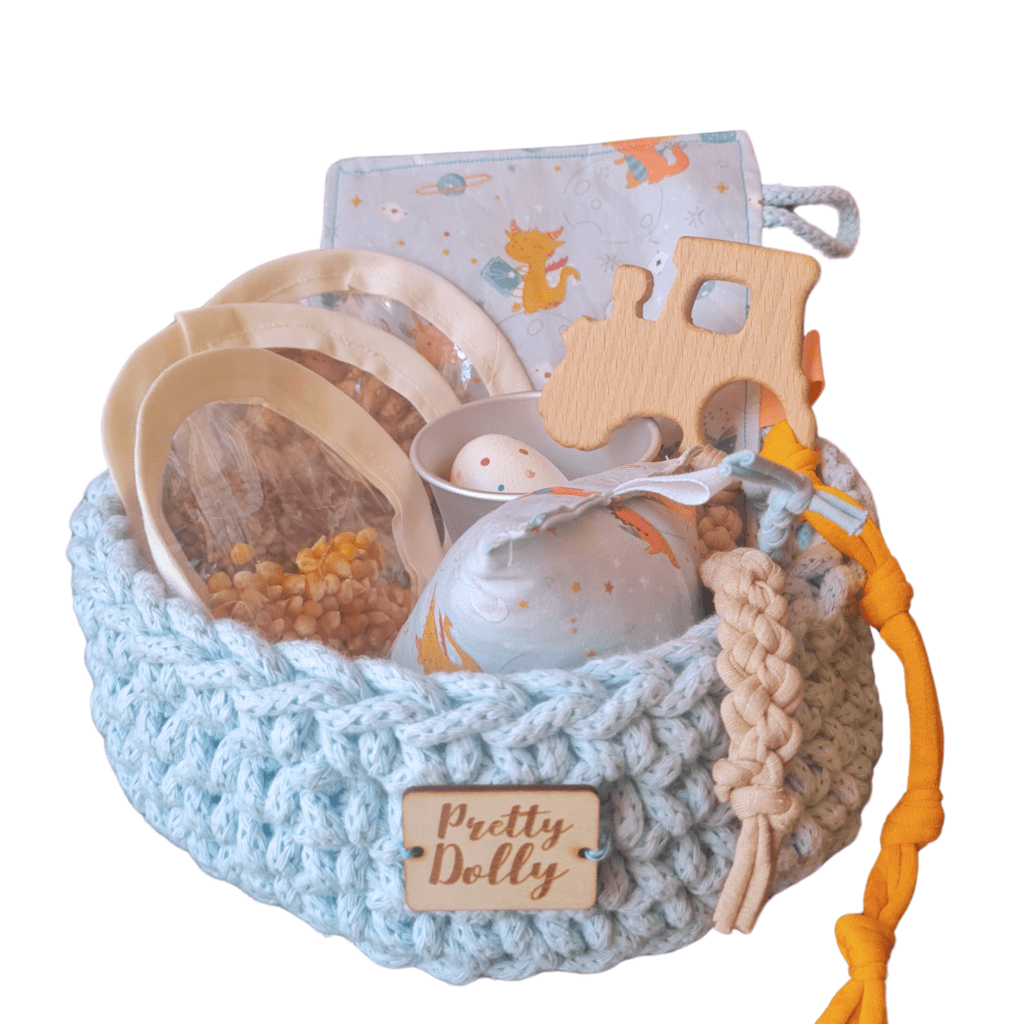 Cesta de los tesoros Montessori con materiales naturales para la exploración sensorial del bebé.