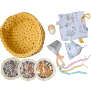 Cesta de los tesoros Montessori con materiales naturales para la exploración sensorial del bebé.