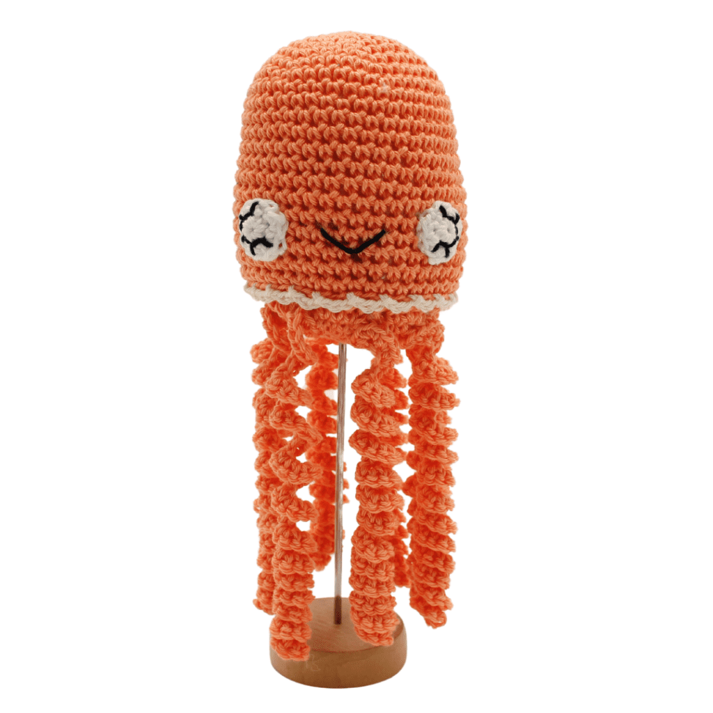 Pulpo de crochet en tonos delicados, diseñado para prematuros y recién nacidos.