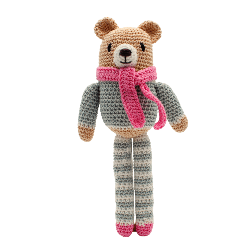 Osito de ganchillo hecho a mano en algodón, con detalles delicados y acabado suave, ideal para decorar y regalar.