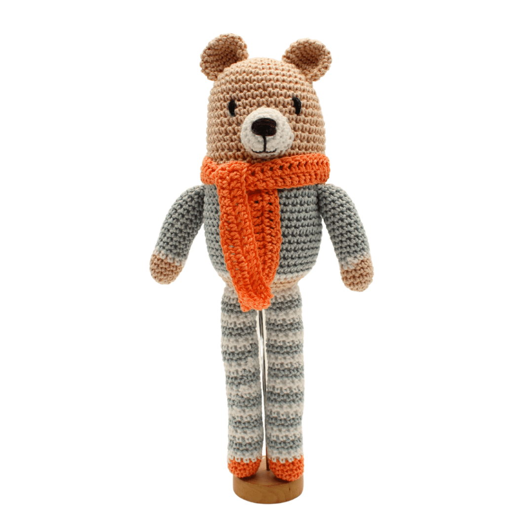 Osito de ganchillo hecho a mano en algodón, con detalles delicados y acabado suave, ideal para decorar y regalar.