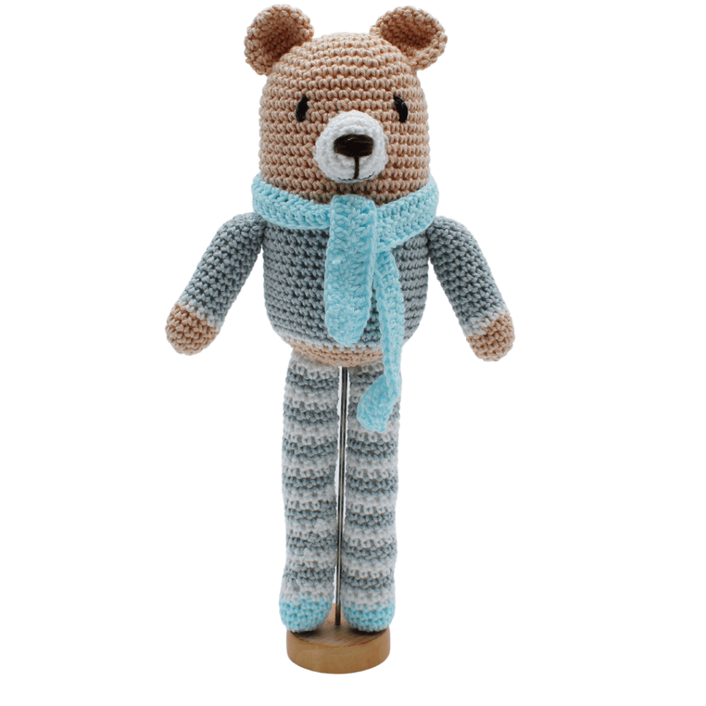 Osito de ganchillo hecho a mano en algodón, con detalles delicados y acabado suave, ideal para decorar y regalar.