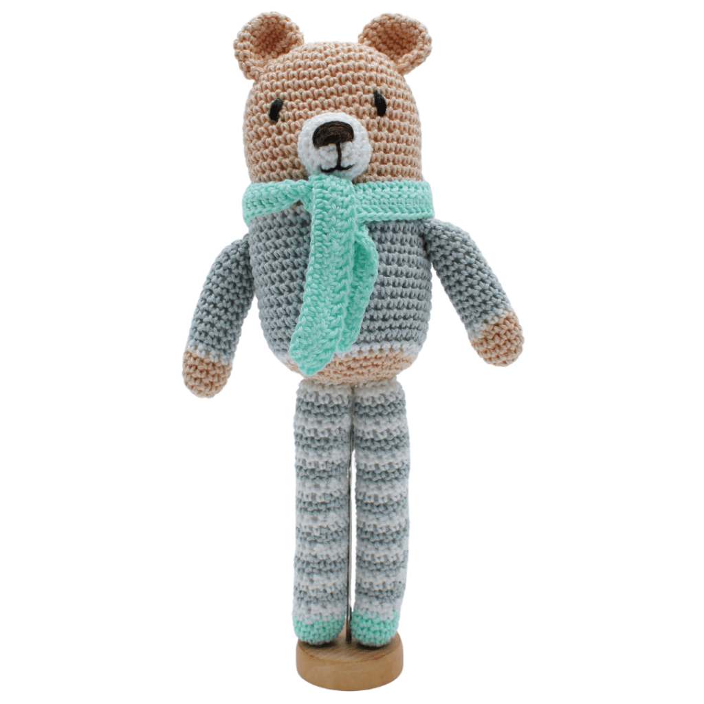 Osito de ganchillo hecho a mano en algodón, con detalles delicados y acabado suave, ideal para decorar y regalar.