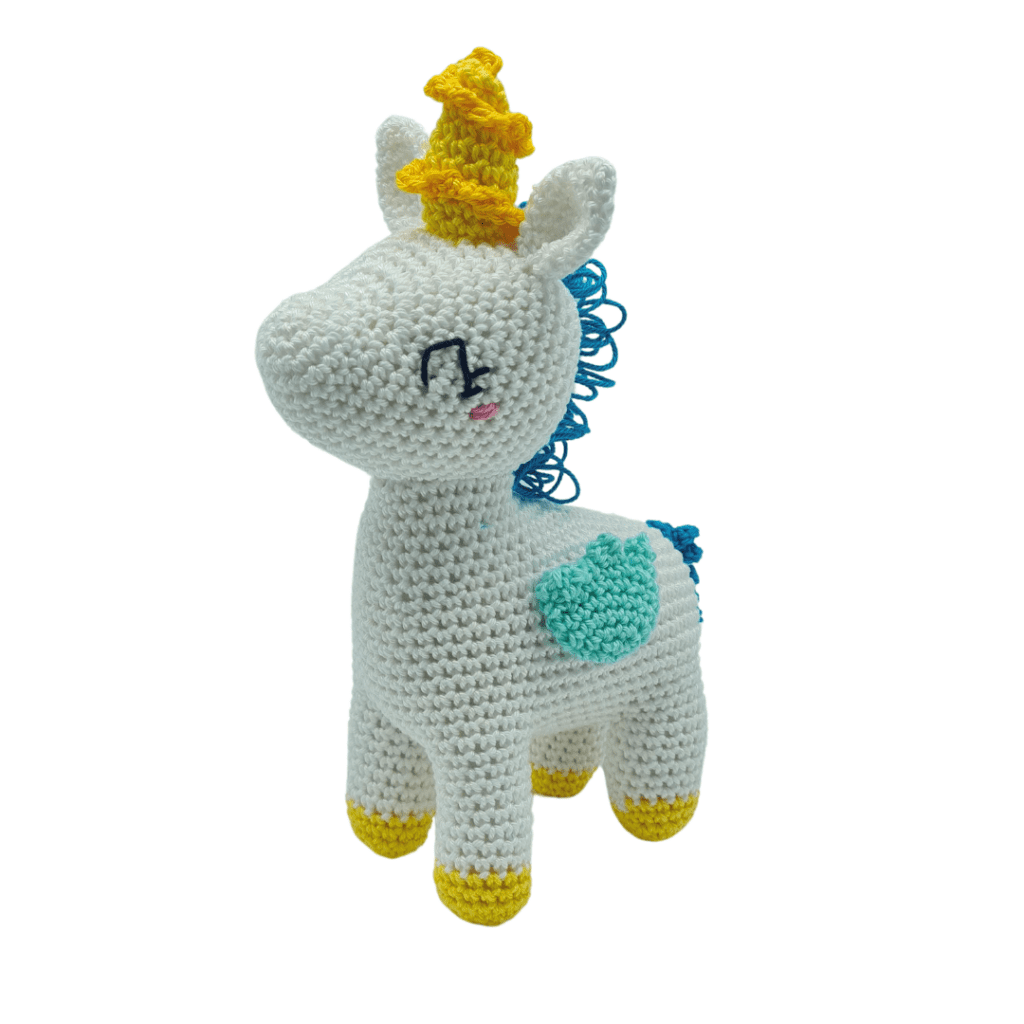 Muñeco de ganchillo unicornio hecho a mano con algodón orgánico, juguete artesanal y decorativo.