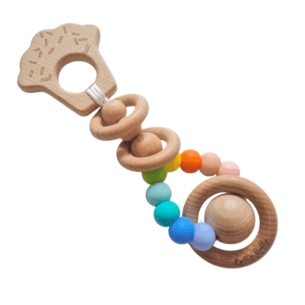 Mordedor sonajero artesanal con doble textura para estimulación sensorial: tacto, sonido y olfato