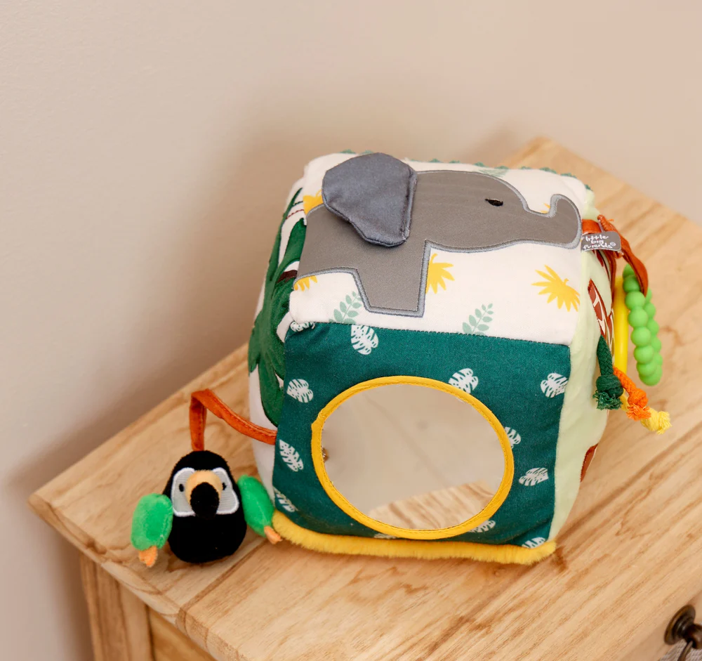 Cubos de actividades blanditos para bebés con texturas, colores y elementos interactivos para estimulación sensorial y motricidad fina.