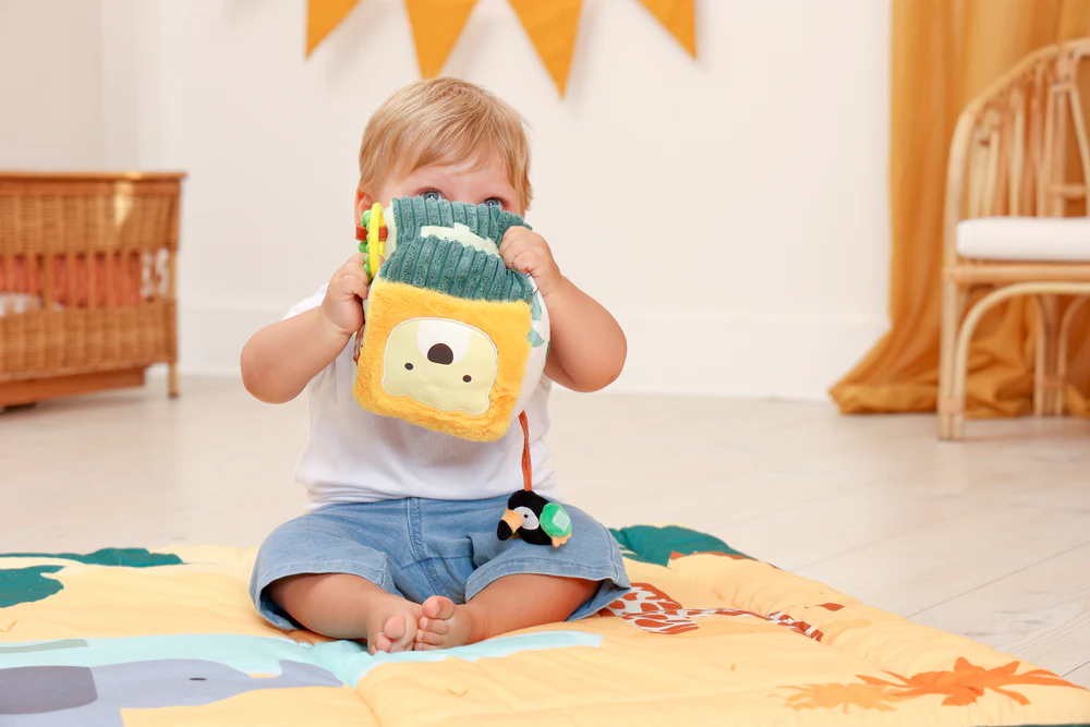 Cubos de actividades blanditos para bebés con texturas, colores y elementos interactivos para estimulación sensorial y motricidad fina.