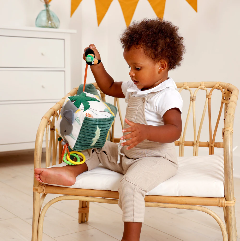 Cubos de actividades blanditos para bebés con texturas, colores y elementos interactivos para estimulación sensorial y motricidad fina.