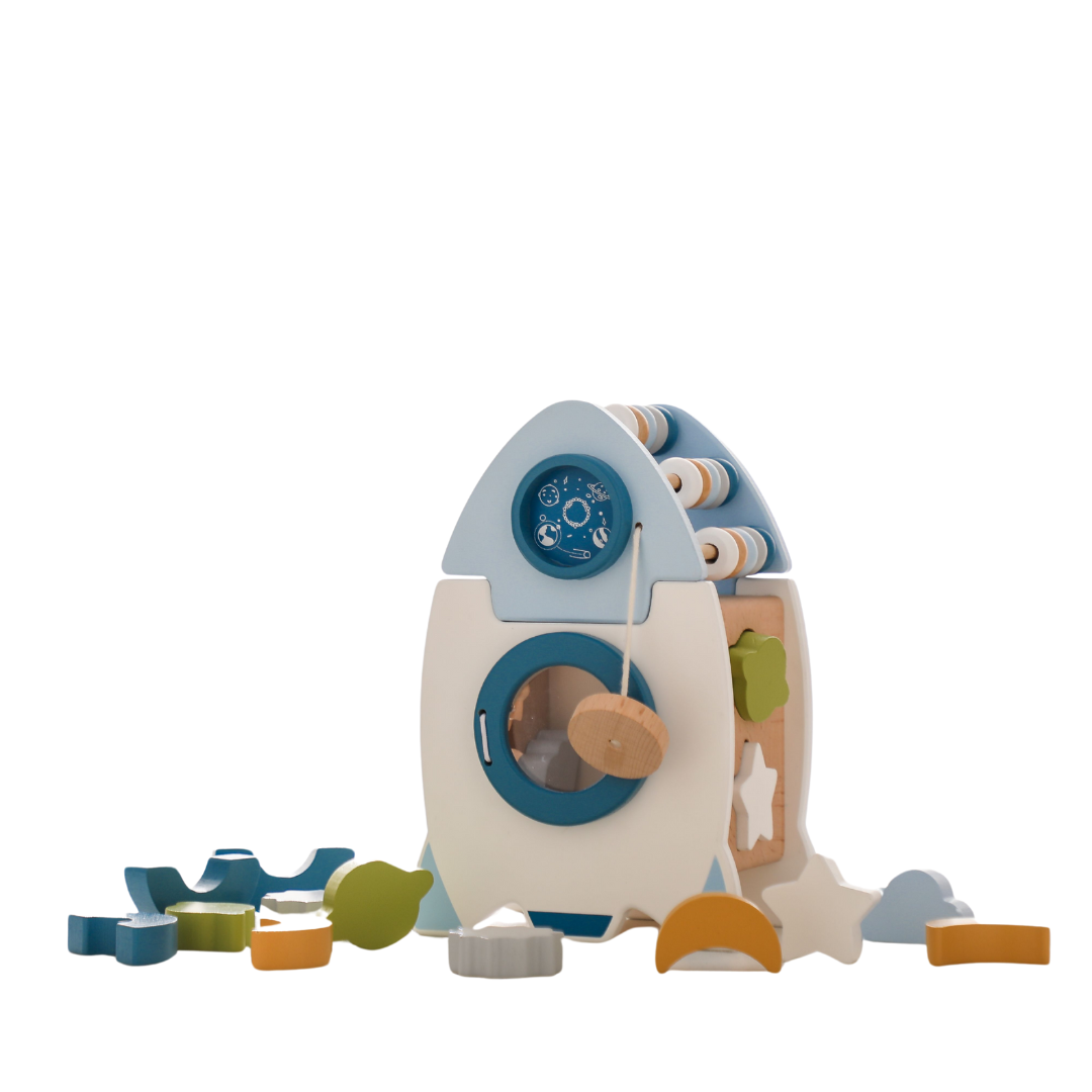 Caja de actividades de madera en forma de cohete con múltiples actividades educativos para niños.