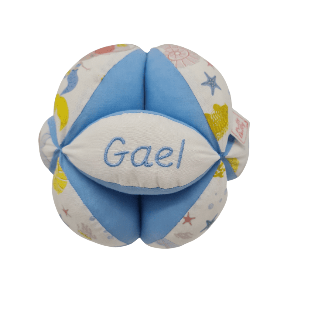 Pelota educativa de tela con textura suave, ideal para el desarrollo motor.