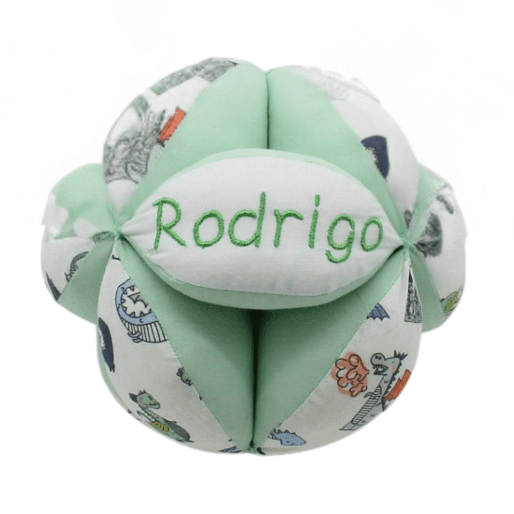 Pelota educativa de tela con textura suave, ideal para el desarrollo motor.