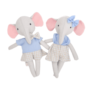 Muñeco de tela hecho a mano con detalles bordados, ropa de algodón y acabado artesanal, ideal como regalo para bebés o decoración infantil