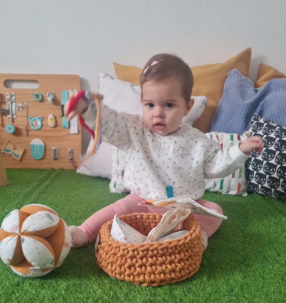 bebe descubriendo cesta de los tesoros del método Pickler