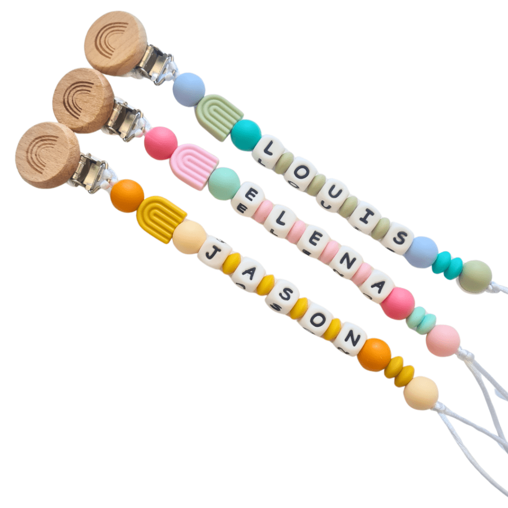 Chupetero personalizado con nombre, hecho a mano con cuentas de silicona y madera, ideal para bebés y perfecto como regalo único de nacimiento o baby shower.