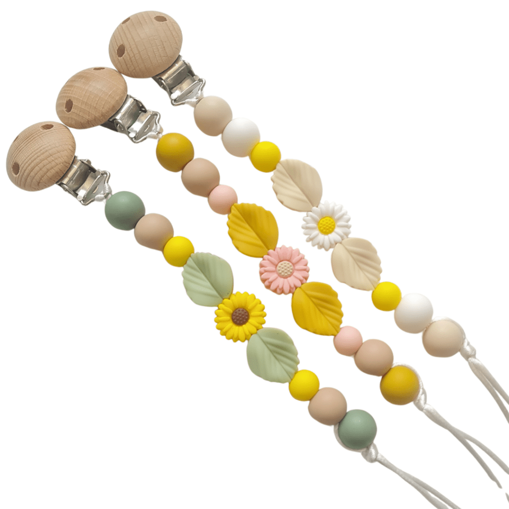 Chupetero con diseño primavera hecho a mano, con cuentas de silicona en tonos suaves y detalles de flores, ideal para bebés y perfecto como regalo delicado y femenino.