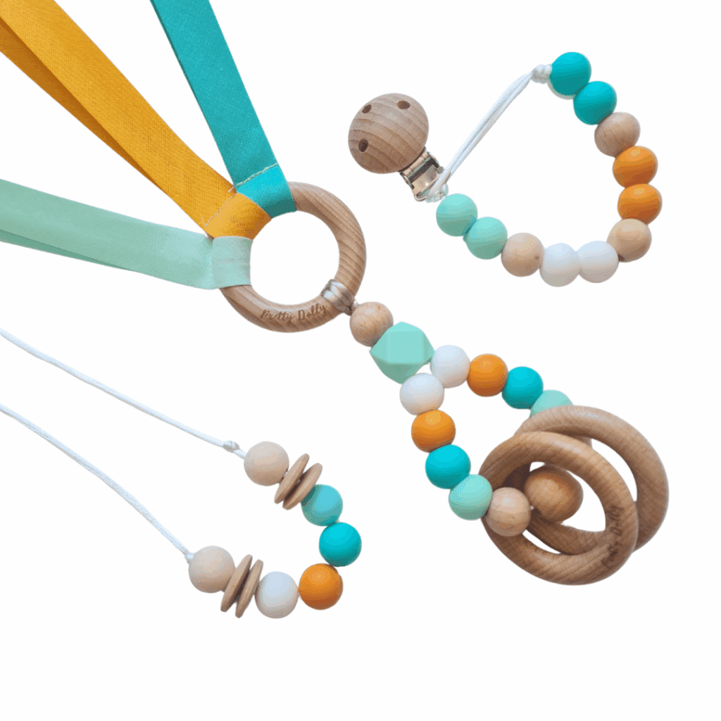 Pack de mordedor, chupetero y collar de lactancia en tonos cálidos con tres texturas sensoriales