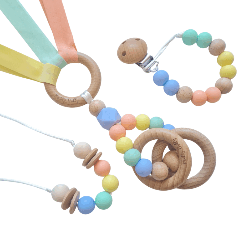 Pack de mordedor, chupetero y collar de lactancia en tonos cálidos con tres texturas sensoriales