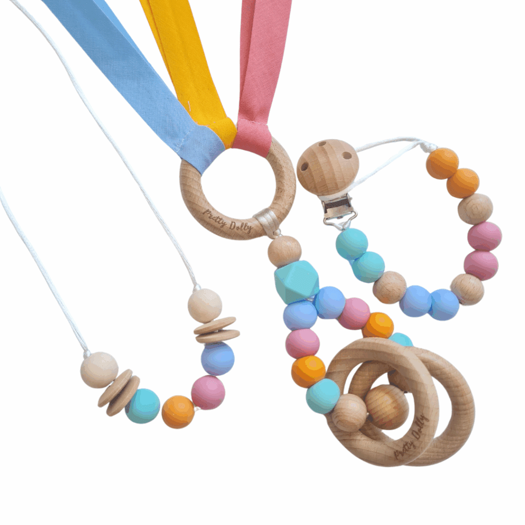 Pack de mordedor, chupetero y collar de lactancia en tonos cálidos con tres texturas sensoriales