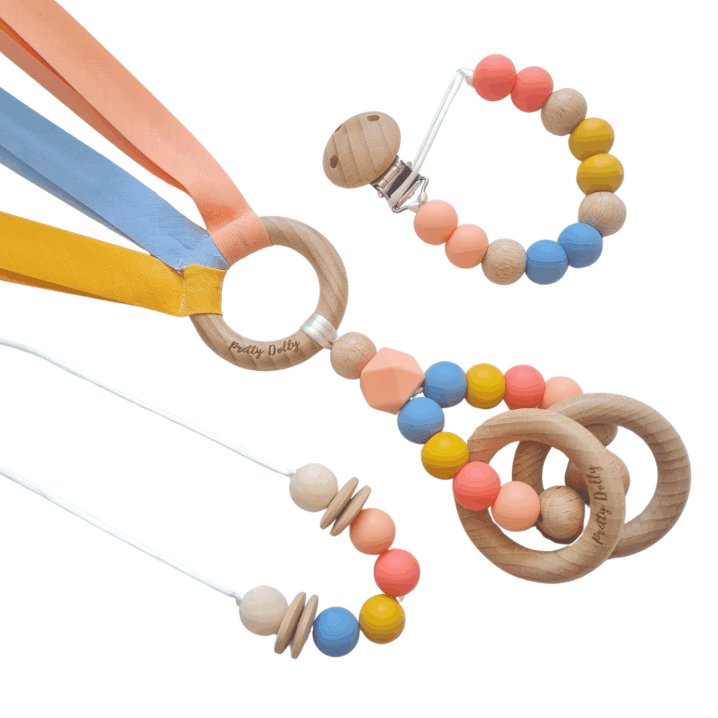 Pack de mordedor, chupetero y collar de lactancia en tonos cálidos con tres texturas sensoriales